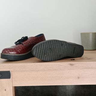 Zapatos de piel rojos con cordones