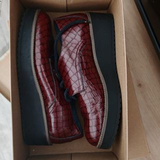 Zapatos de piel rojos con cordones