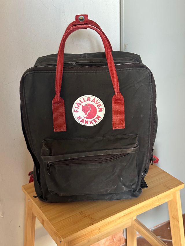 Zaino Fjallraven Kanken nero con dettagli rossi