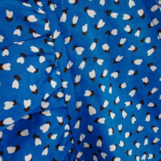 Vestido azul con estampado de puntos
