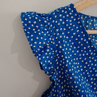 Vestido azul con estampado de puntos