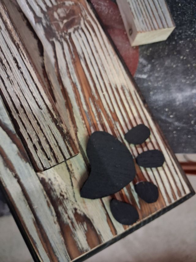 Appendi guinzagli in legno riciclato con zampa