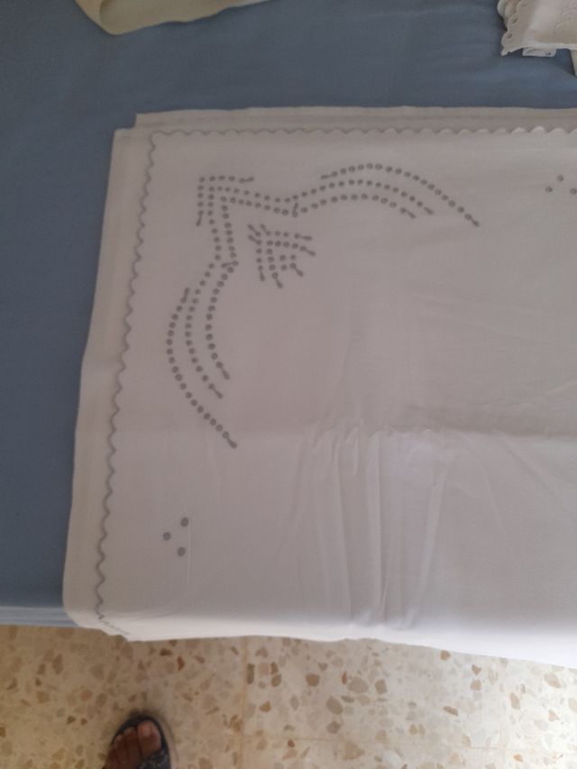 Juego de cama bordado.