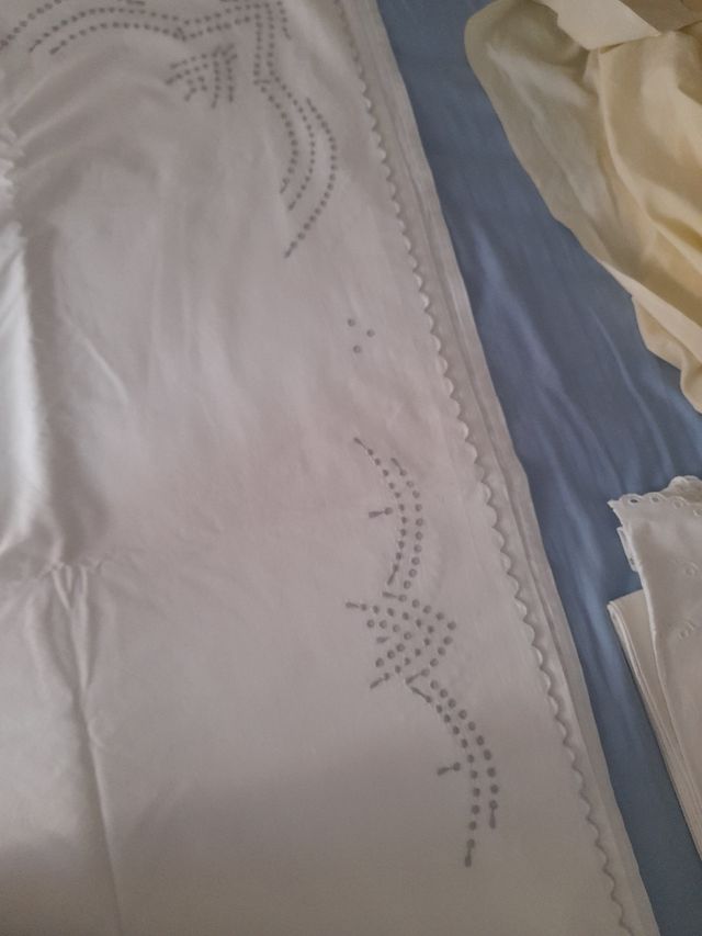 Juego de cama bordado.