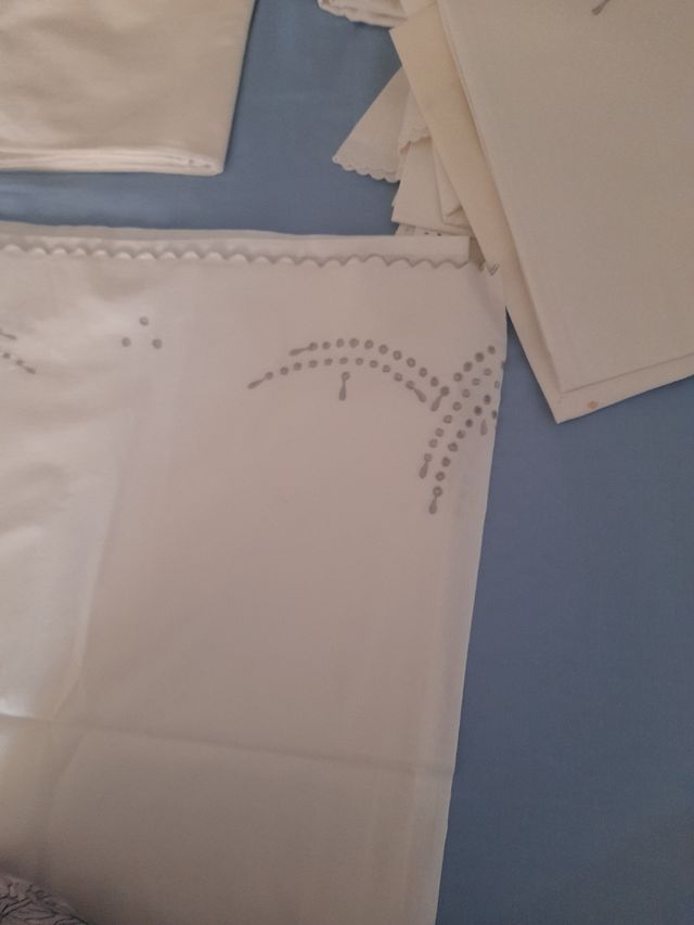 Juego de cama bordado.