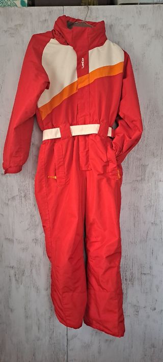 Mono de nieve rojo y blanco