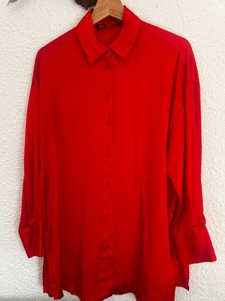Camisa de satén roja
con un enganchón