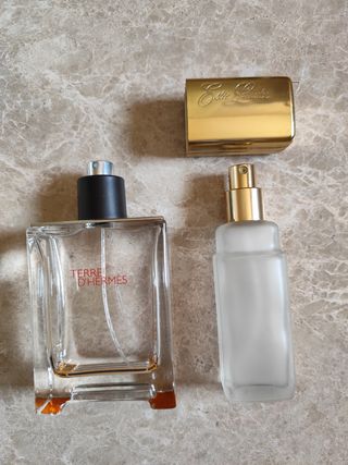 Bottiglie di profumo vuote.