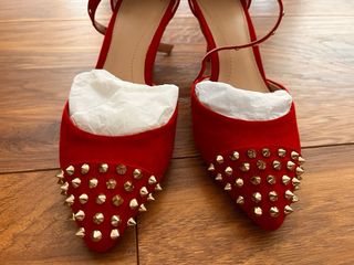 Zapatos de tacón Zara rojos con tachuelas doradas