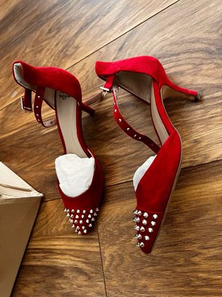 Zapatos de tacón Zara rojos con tachuelas doradas