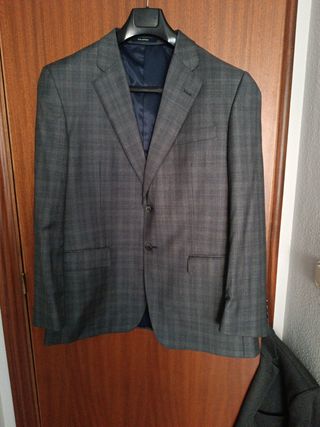 Traje de caballero gris con rallita azul