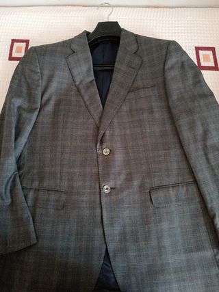 Traje de caballero gris con rallita azul
