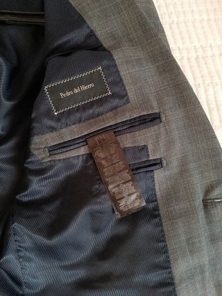 Traje de caballero gris con rallita azul