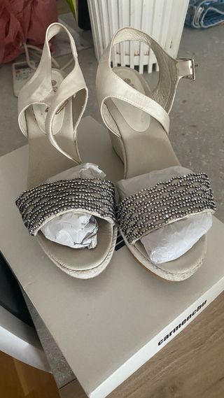 Zapatos de cuña beige con pedrería