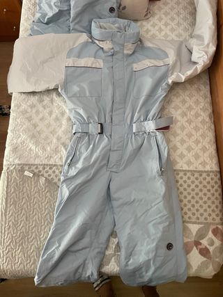 Traje de esquí azul claro