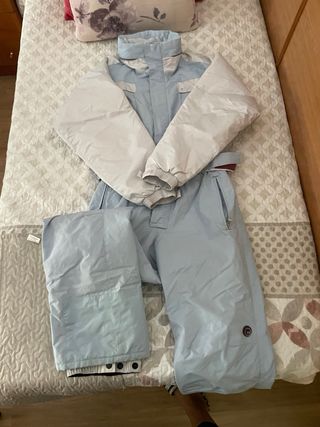 Traje de esquí azul claro