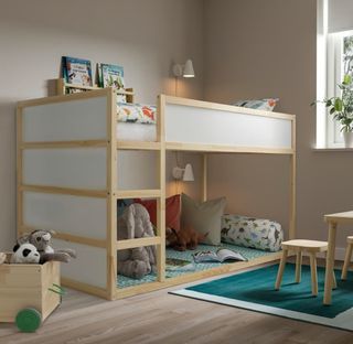Dormitorio Ikea Kura madera