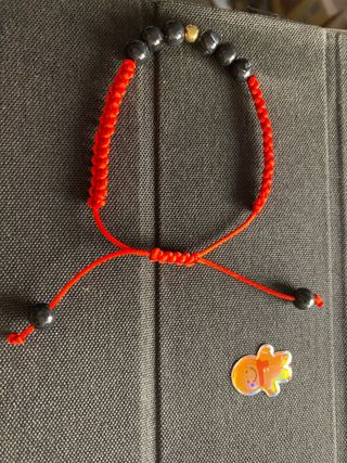 Pulsera de hilo roja con cuentas negras y doradas