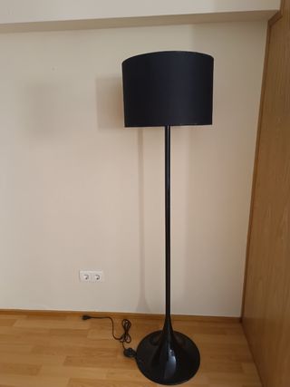 Lámpara de pie negra moderna