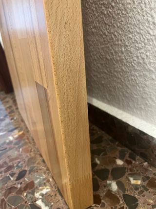Tabla de madera maciza de haya tratada.