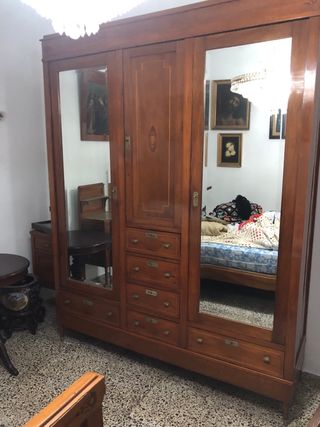 Armario antiguo madera estilo Luis XVI