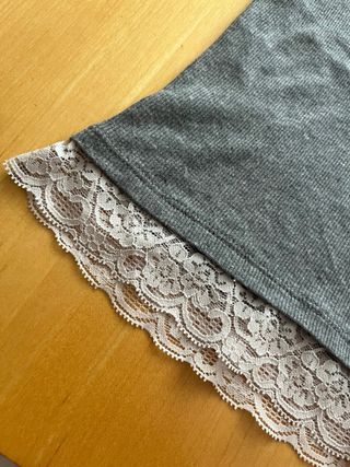 Camiseta Hollister gris con encaje