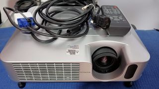 Proyector Hitachi CP-X260 + Cables y Mando