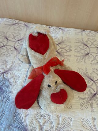 Peluche de perro con corazón rojo