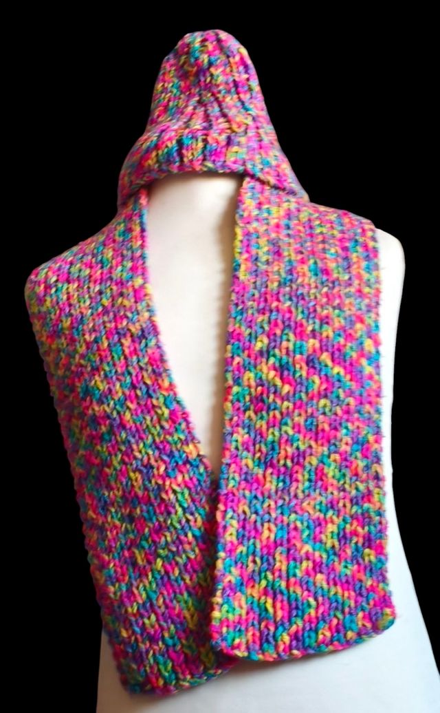 Set sciarpa e cappello in maglia multicolore