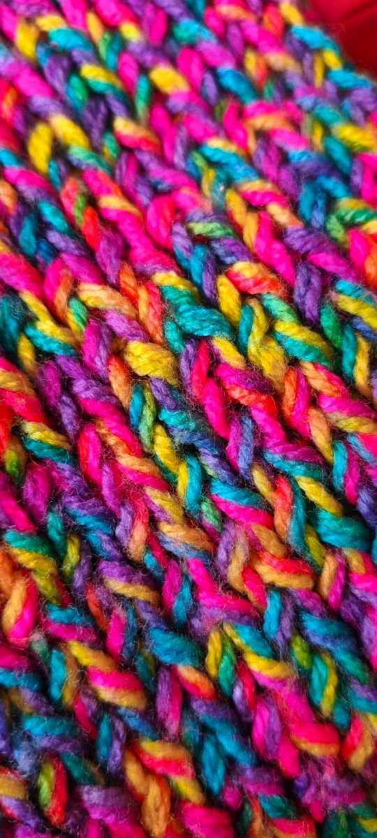 Set sciarpa e cappello in maglia multicolore