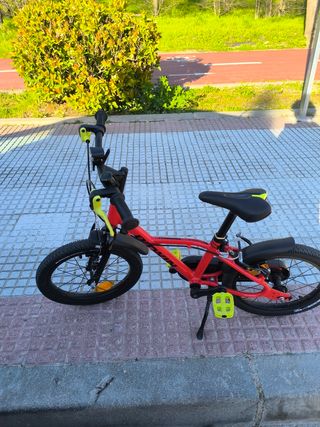 Bicicleta infantil roja