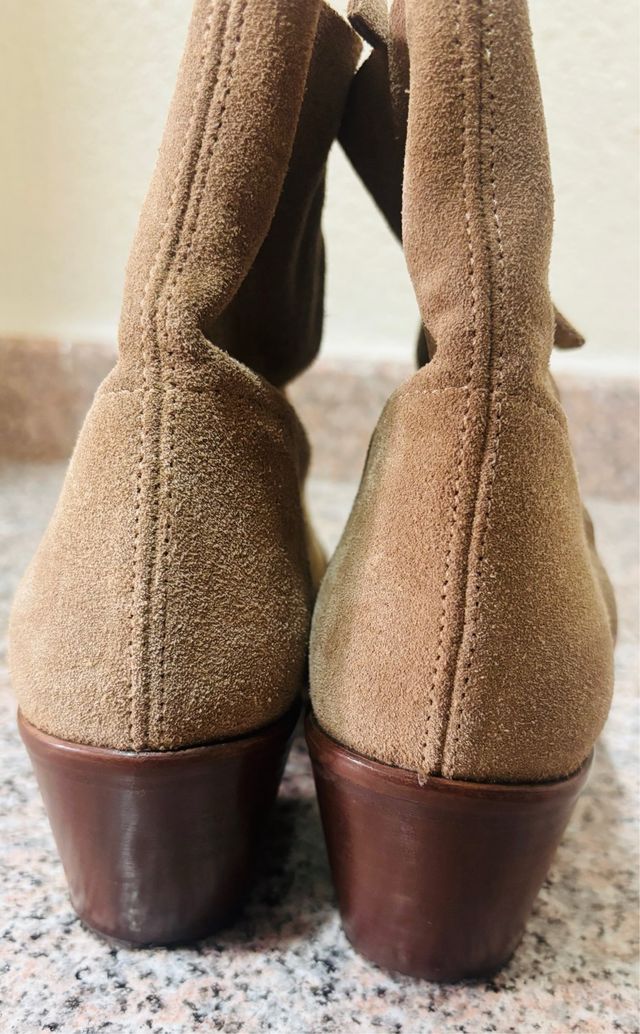 Botines tipo chelsea de piel de la marca Bellehari