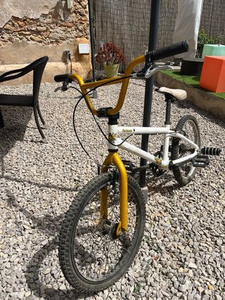 Bicicletta BMX bianca e dorata