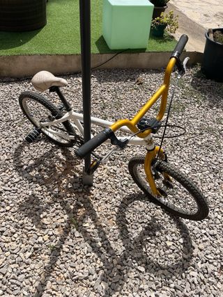 Bicicletta BMX bianca e dorata