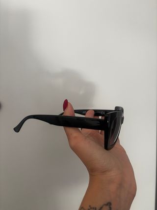 Occhiali da sole neri e viola