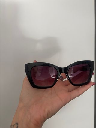 Occhiali da sole neri e viola