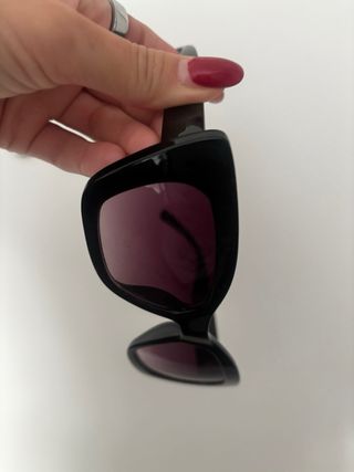 Occhiali da sole neri e viola