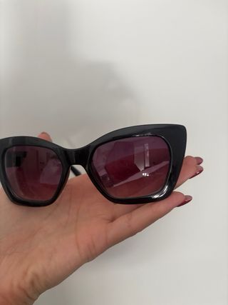 Occhiali da sole neri e viola