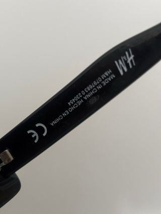 Occhiali da sole neri e viola