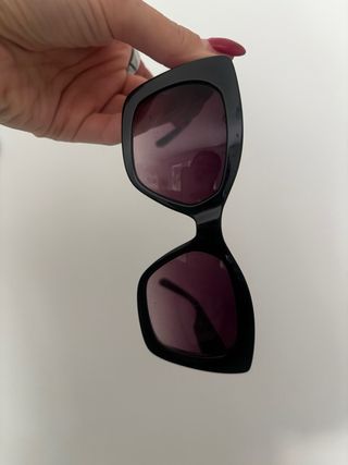 Occhiali da sole neri e viola