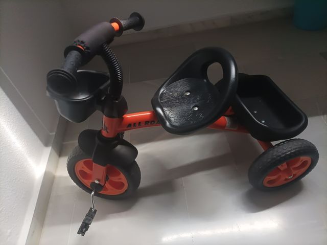 Triciclo infantil naranja. Precio original 50€