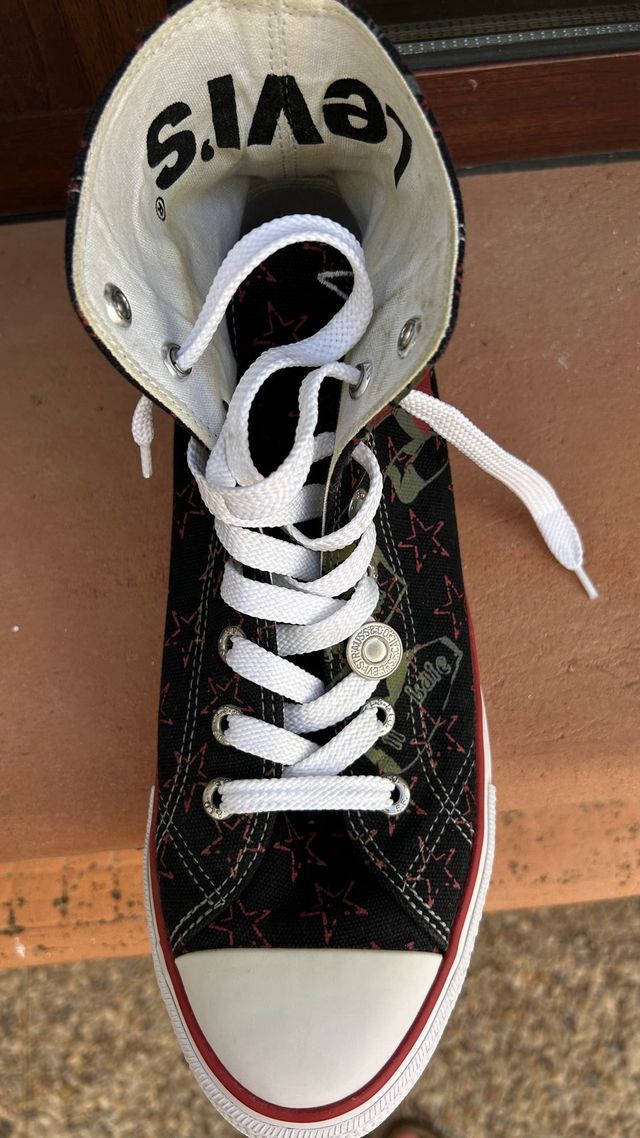 Zapatillas Levi's Tela negras-estrellas. Talla 42