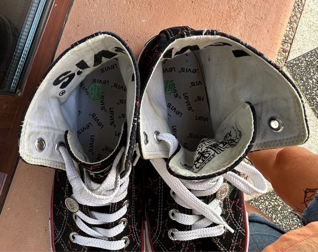 Zapatillas Levi's Tela negras-estrellas. Talla 42