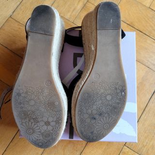 Sandalias de esparto y de cuña negras con encaje