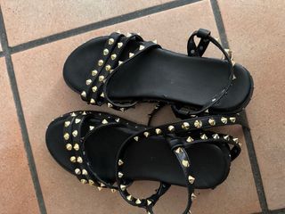 Sandali neri similpelle con borchie dorate