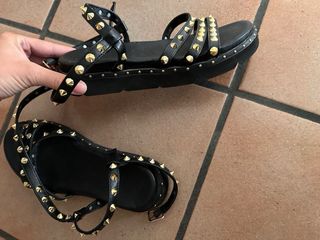 Sandali neri similpelle con borchie dorate