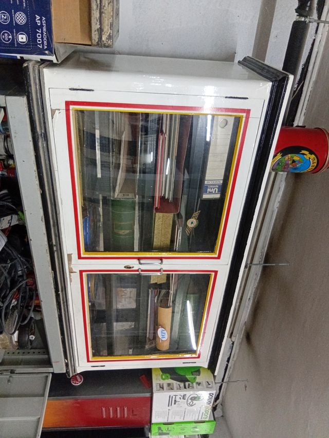 Estantería de madera y cristal