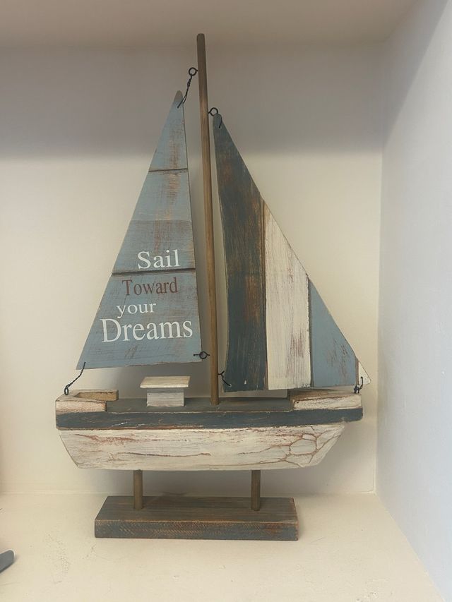 Barco de madera decorativo