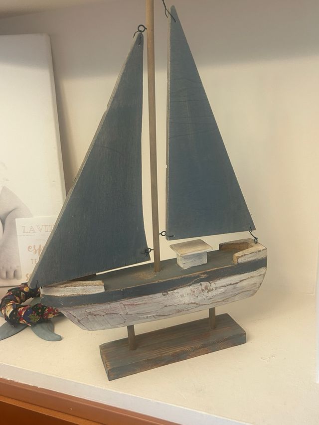 Barco de madera decorativo