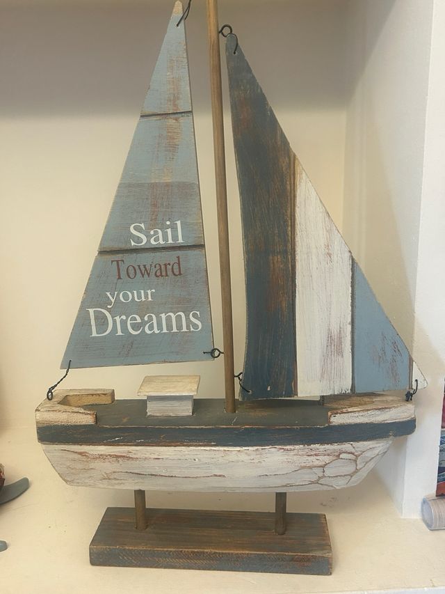 Barco de madera decorativo